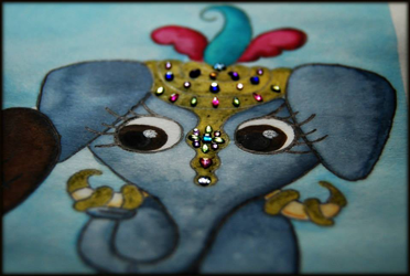 Miniatura del detalle de la ilustración 'niña indú' que muestra al elefante y su decoración de piedras pegadas sobre el papel. Por Leire González.